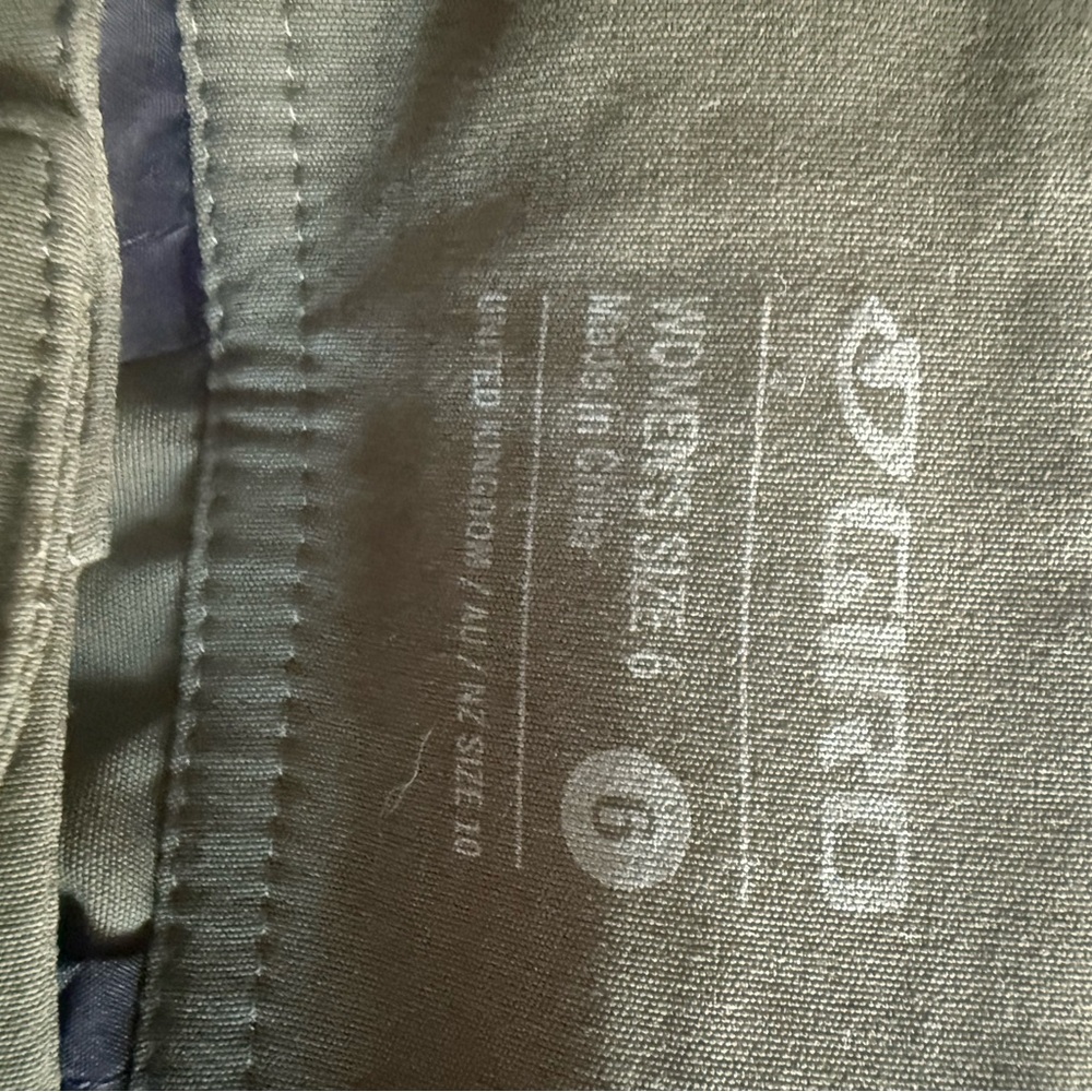 Giro women’s olive colored size 6 cycling short. No liner.